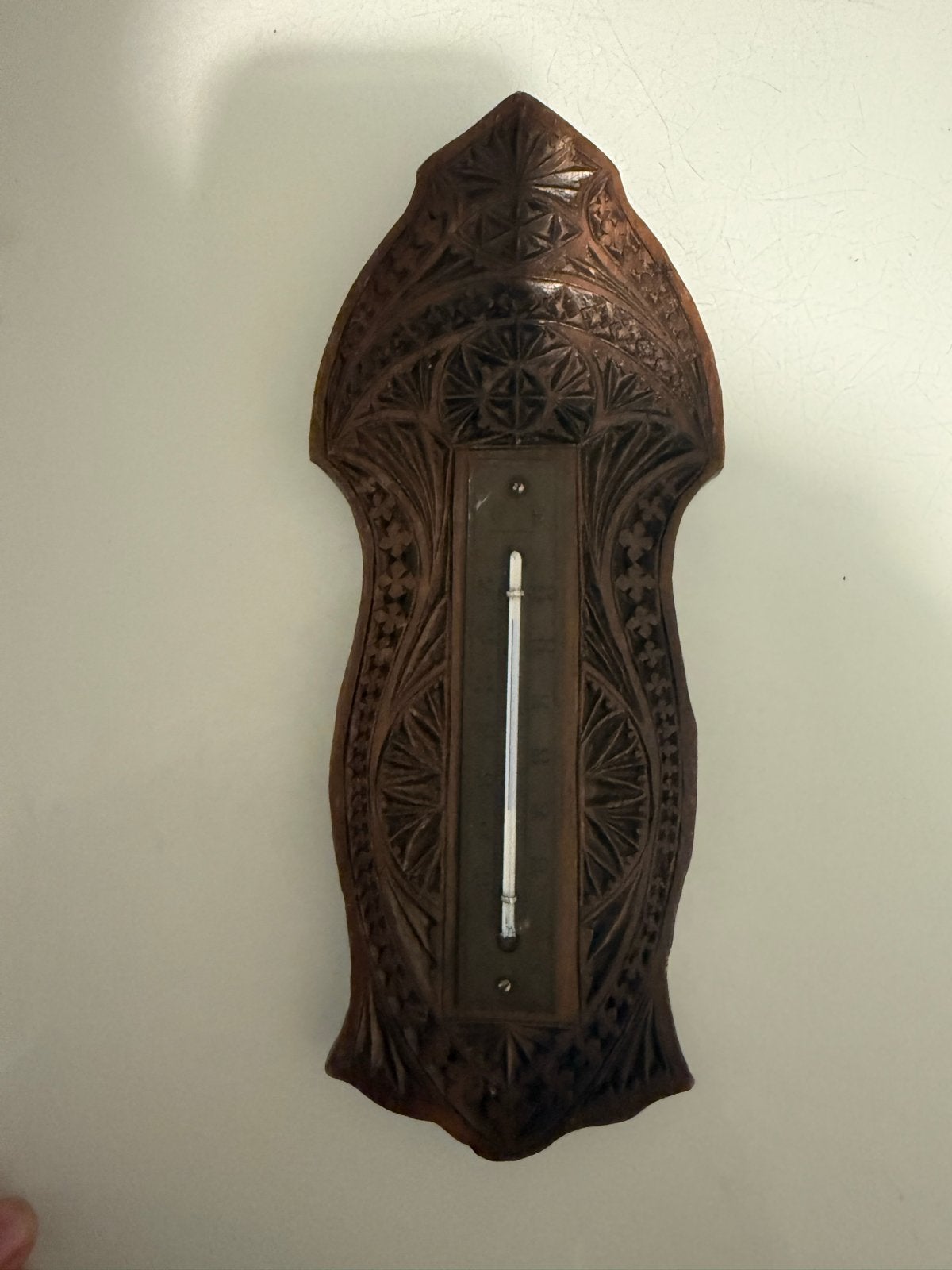 Antieke houten thermometer met sierlijk houtsnijwerk, Gebruikt, Ophalen of Verzenden, Overige merken, Hout
