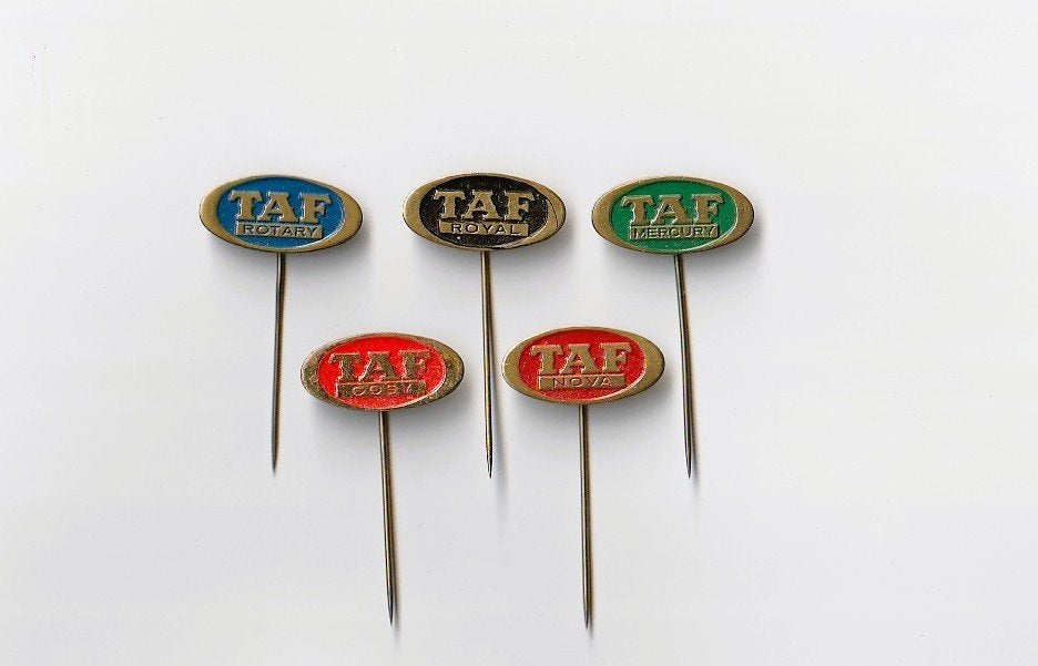 5 verschillende volmetaal spelden van TAF sigaren, Ophalen of Verzenden, Gebruikt, Overige onderwerpen, Speldje of Pin