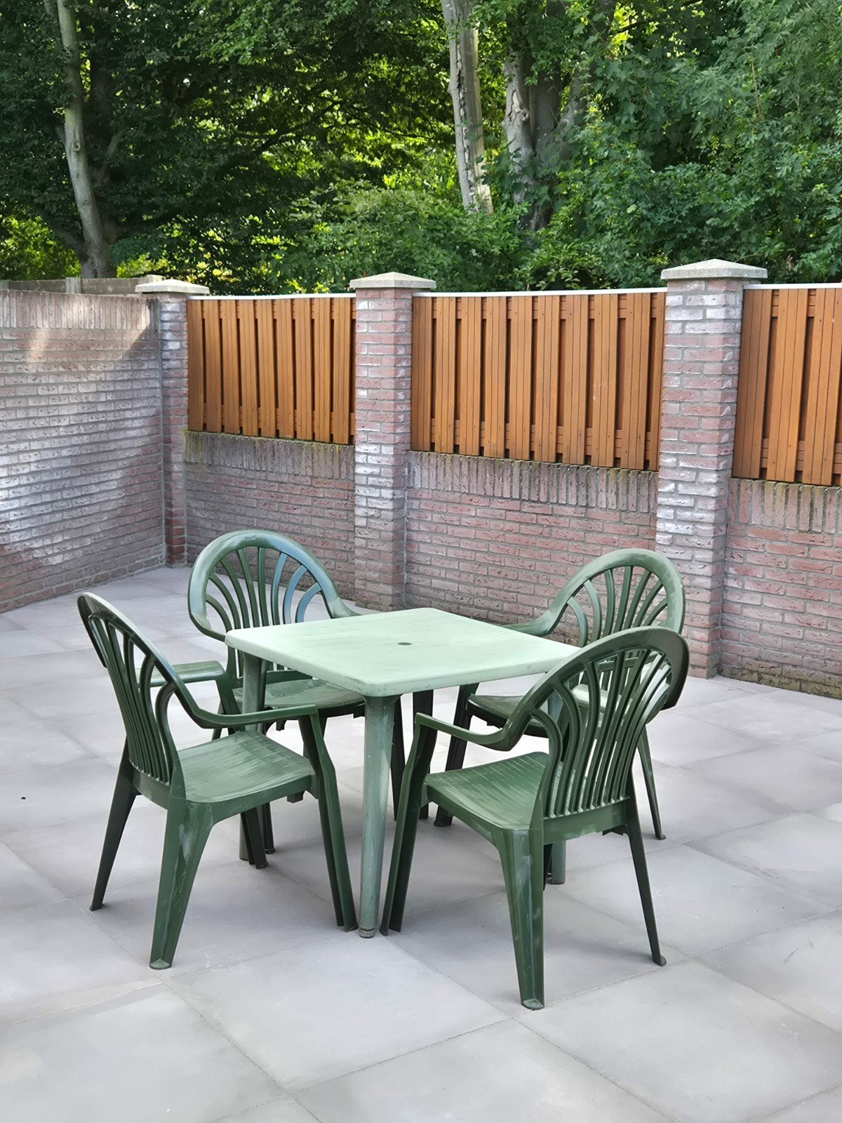 Groene kunststof tuinset met 4 stoelen en tafel, Tuin en Terras, Ophalen, 4 zitplaatsen, Kunststof, Gebruikt