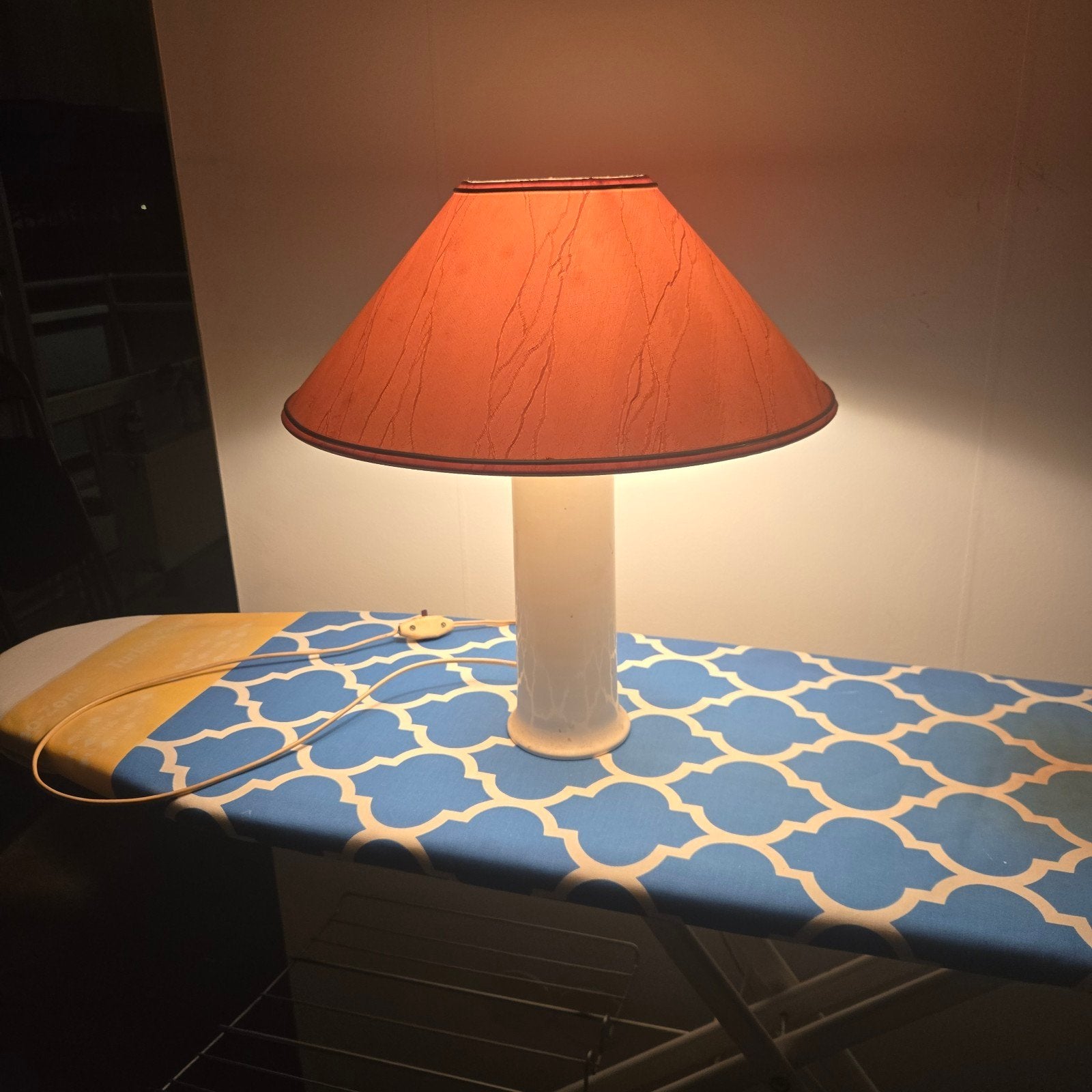 Vintage tafellamp met zalm /roze kap, Huis en Inrichting, Ophalen of Verzenden, Gebruikt, Kunststof