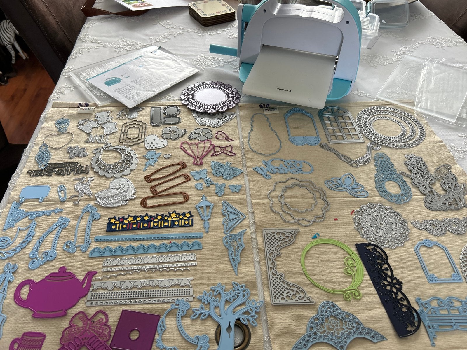 Love2Craft Stansmachine met uitgebreide collectie dies, Geschikt voor snijden, Overige thema's, Meerkleurig, Zo goed als nieuw