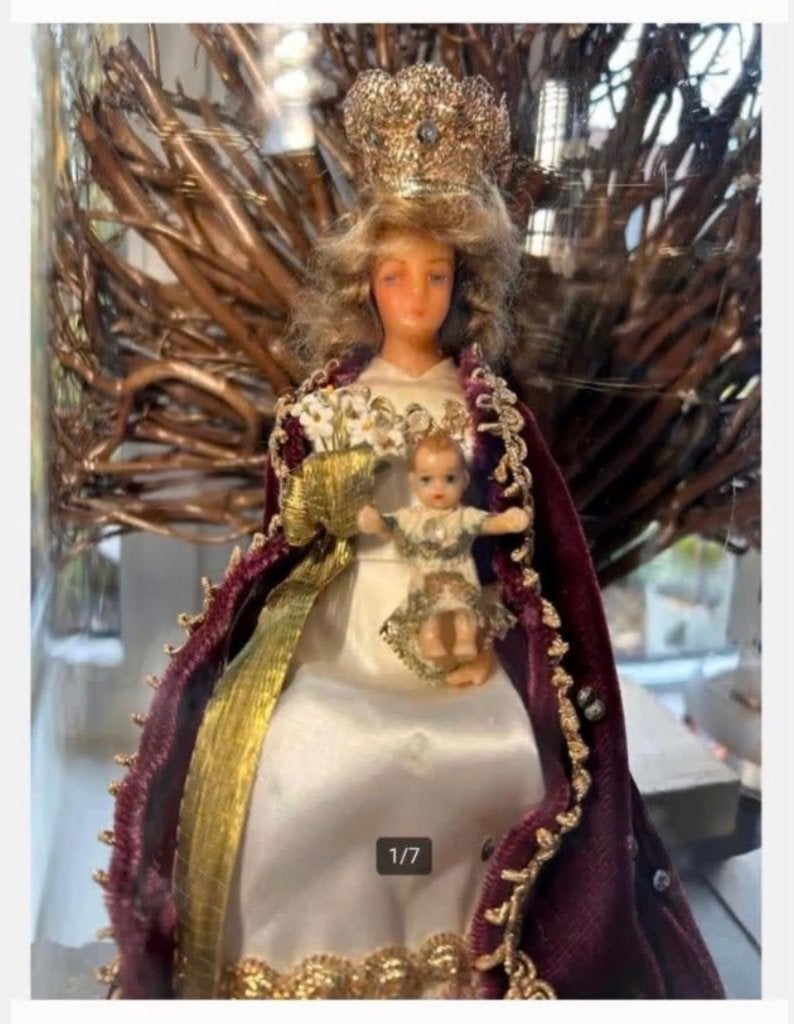 Antieke Madonna met Kind onder hoge stolp 37 cm voet hout, Ophalen