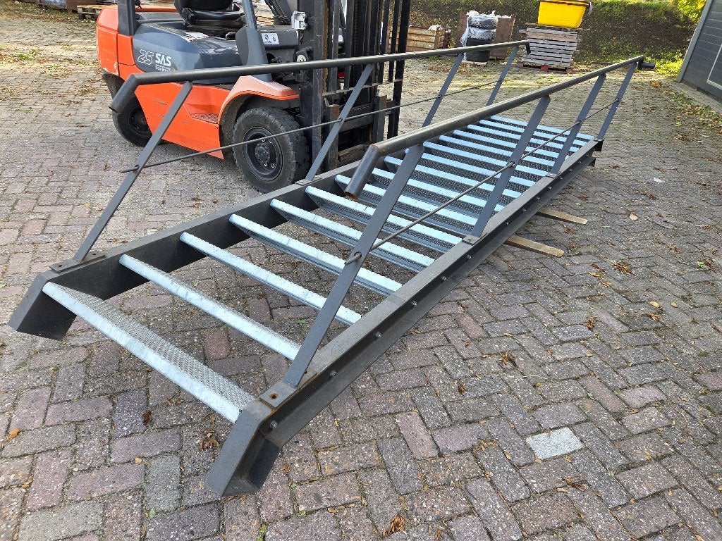 IJzeren trap  met gegalvaniseerde treden en leuningen, Ophalen, Gebruikt, Minder dan 2 meter