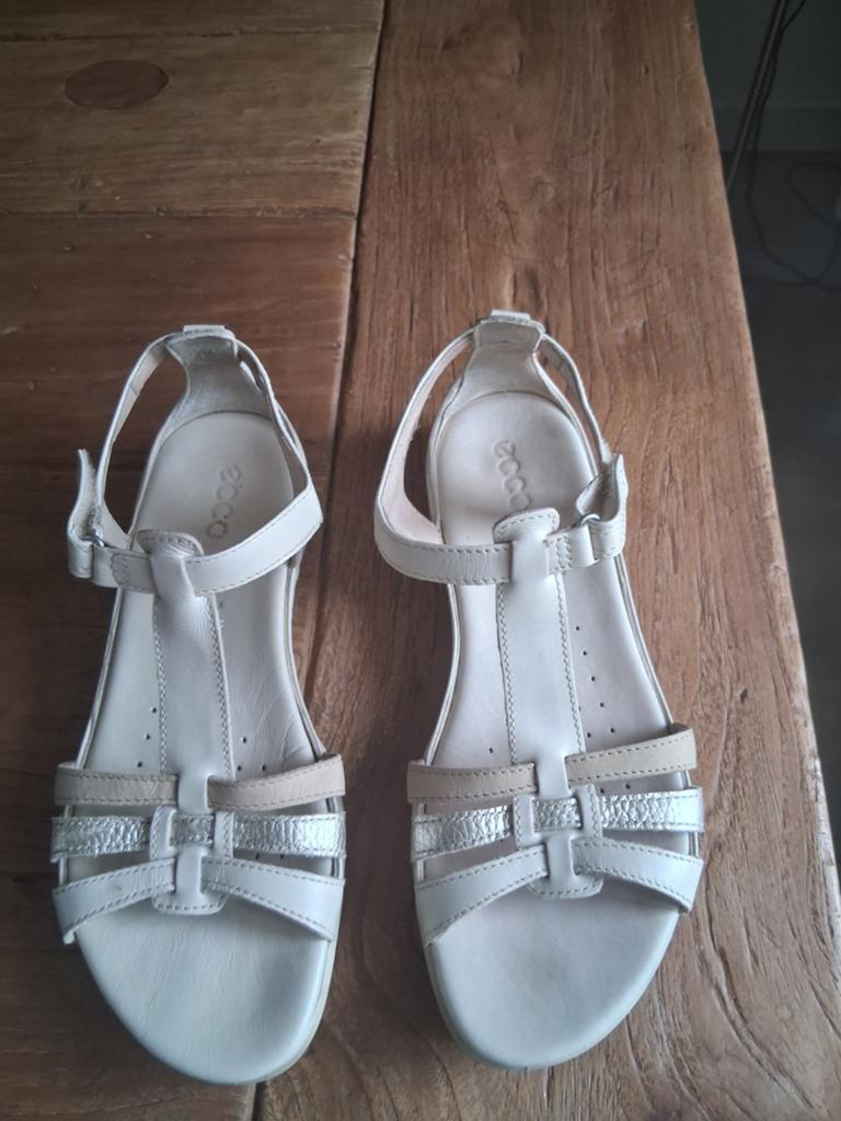 ECCO Dames leren platte verstelbare sandaal, Kleding | Dames, Schoenen, Ophalen of Verzenden, Zo goed als nieuw, Wit, Sandalen of Muiltjes