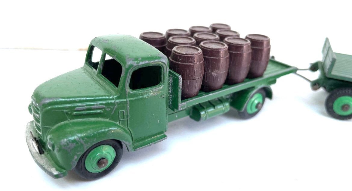 Dinky Toys Fordson Vrachtwagen met Aanhanger en Vaten, Ophalen of Verzenden