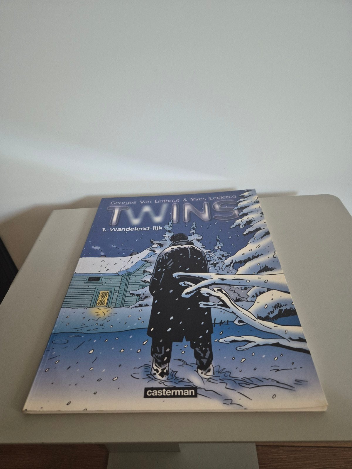 Twins 1 - Wandelend lijk (Eerste Druk, 2001) - Casterman, Eén stripboek, Ophalen of Verzenden, Zo goed als nieuw
