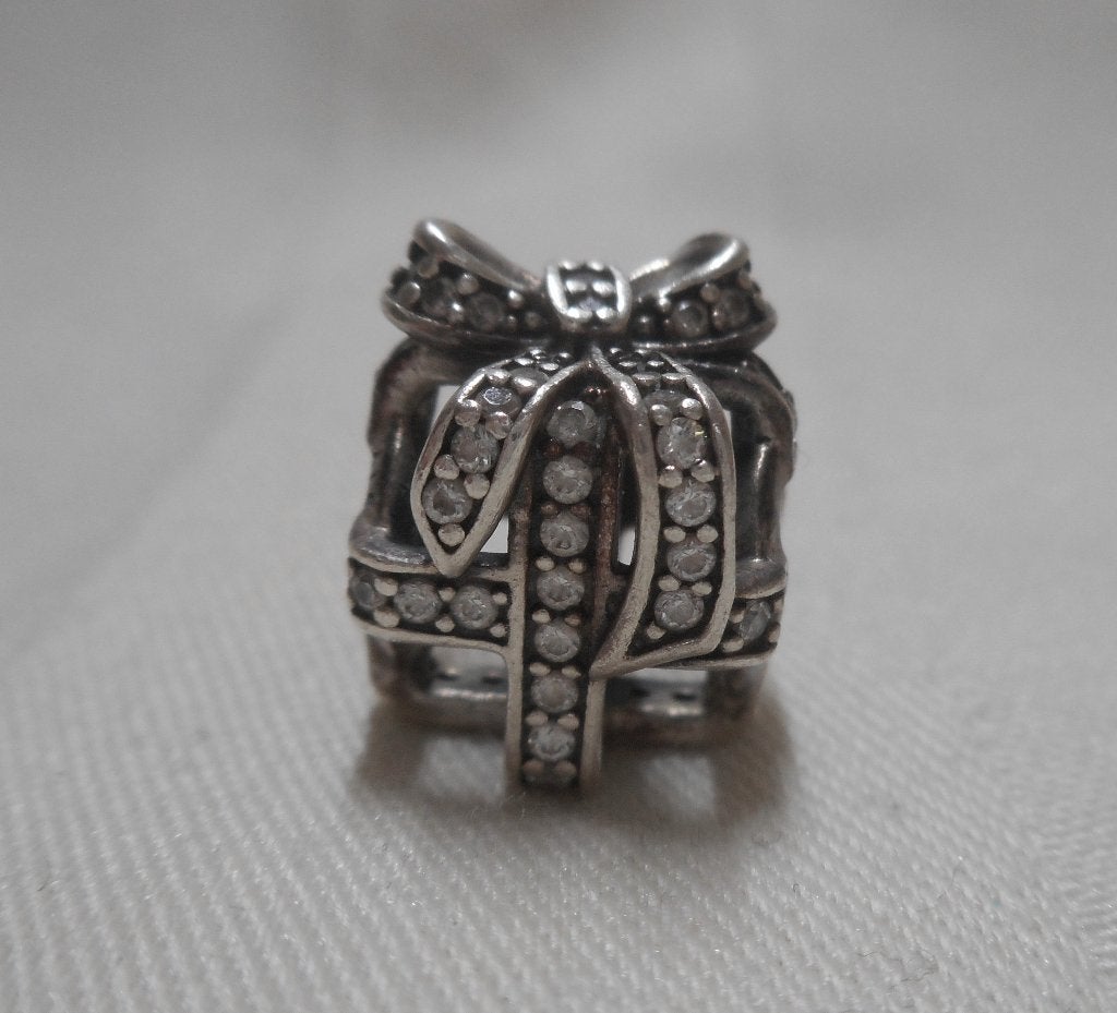 Zilveren Pandora Cadeau Charme met steentjes nr.519, Verzenden, Pandora, Zo goed als nieuw, 1 bedel