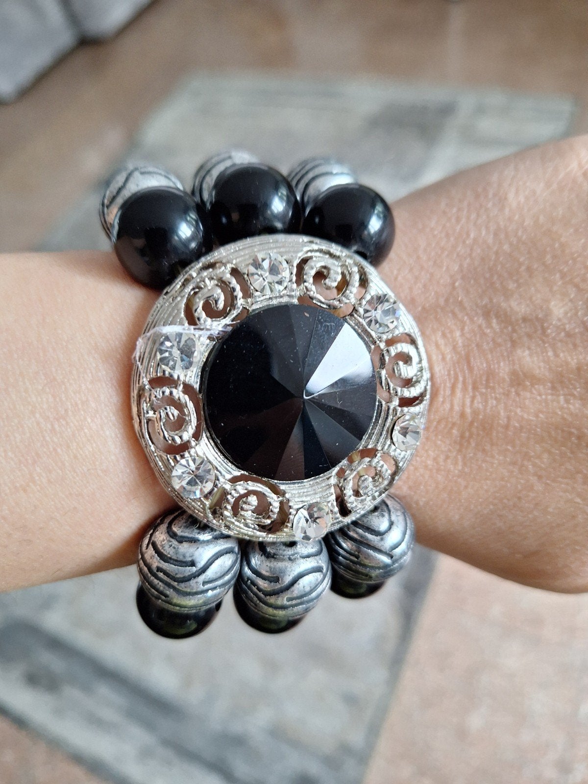 Stijlvolle armband met zwarte en zilveren kralen, Overige materialen, Gebruikt, Met bedels of kralen, Zwart