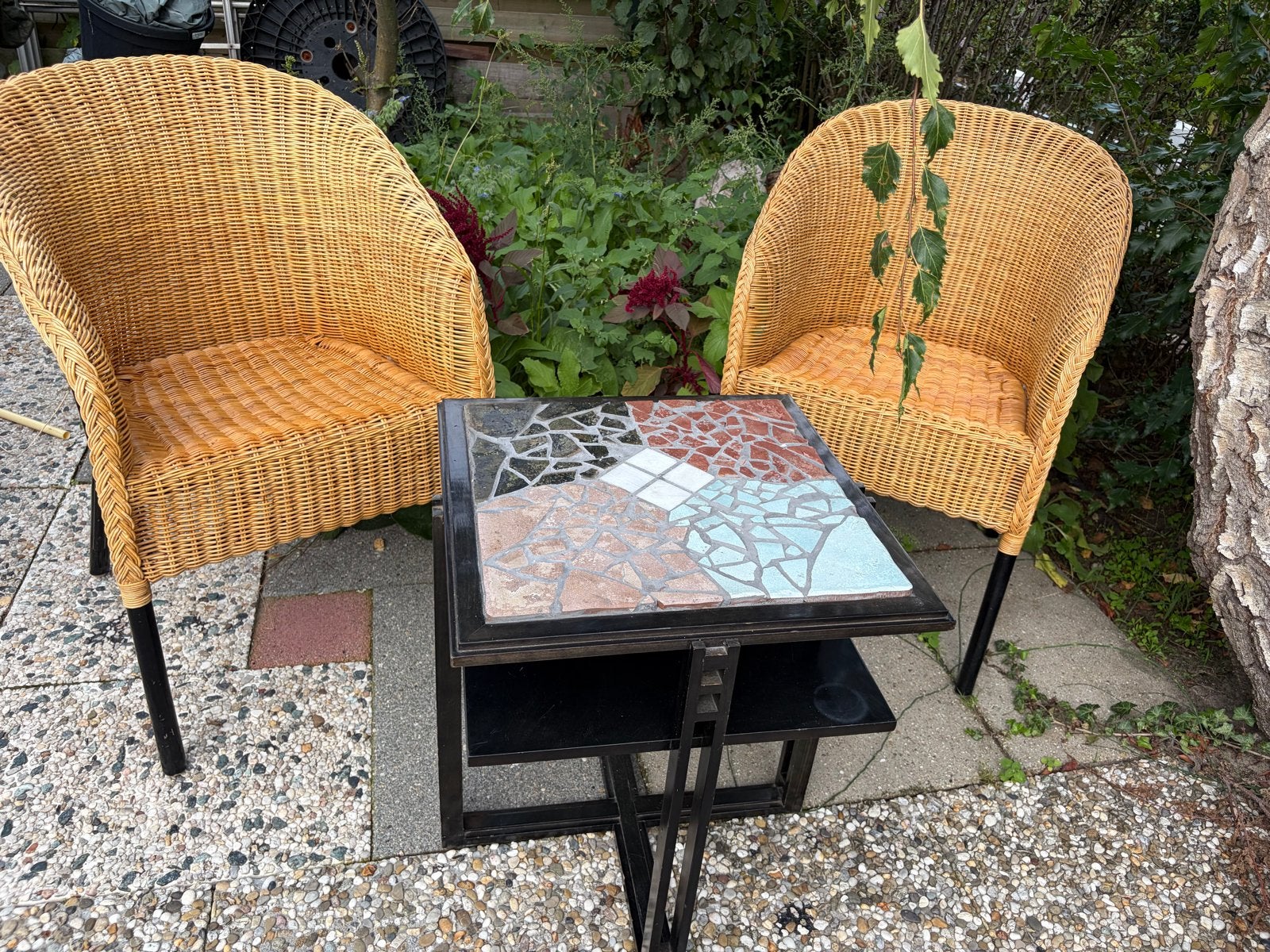 Rotan stoelen met mozaïek bijzettafel, Huis en Inrichting, Ophalen, Gebruikt, Twee, Zwart
