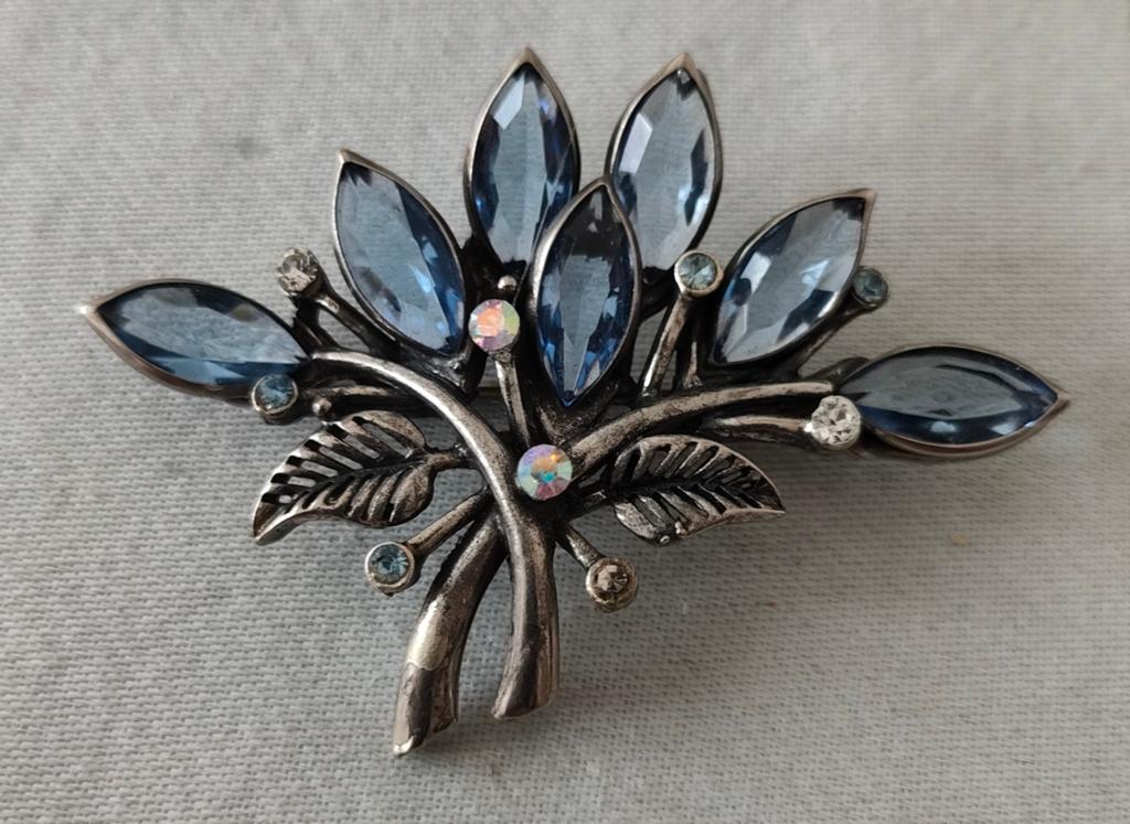 Vintage zilverkl. blauwe broche met rijnsteentjes & strass., Ophalen of Verzenden, Gebruikt, Blauw, Met strass