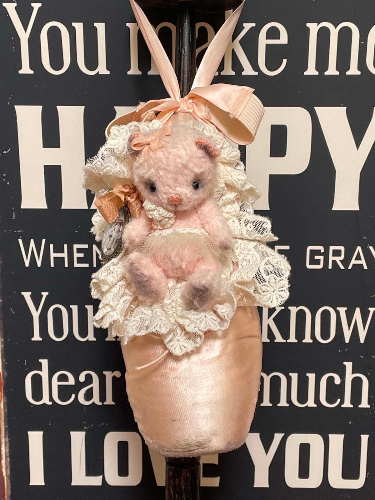 Uniek artist hangornamentje met schattig roze beertje, Verzamelen, Beren en Cherished Teddies, Ophalen of Verzenden, Zo goed als nieuw