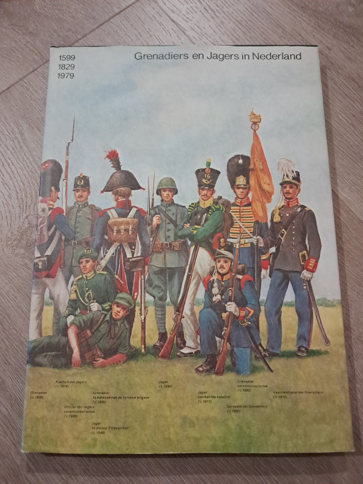 Z4 Grenadiers en Jagers in Nederland - Militaire Geschiedeni, Ophalen of Verzenden
