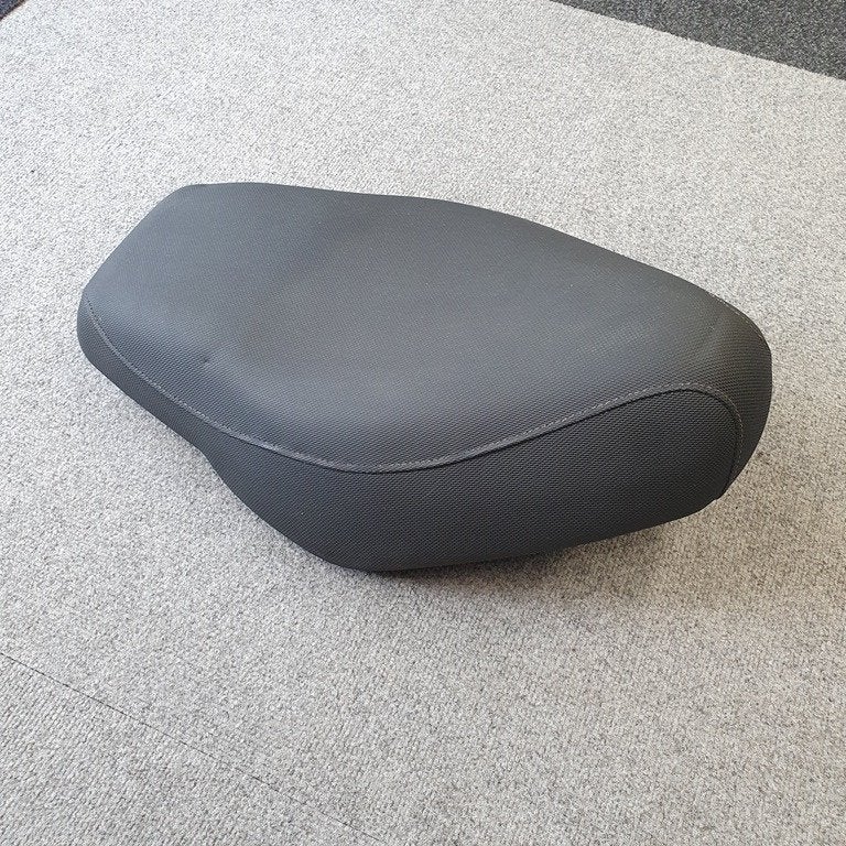 Zadel SYM JET EURO X 50CC SCOOTER SEAT 77200-G22-000 buddy, Fietsen en Brommers, Brommeronderdelen | Scooters, Gebruikt, SYM, Zadel