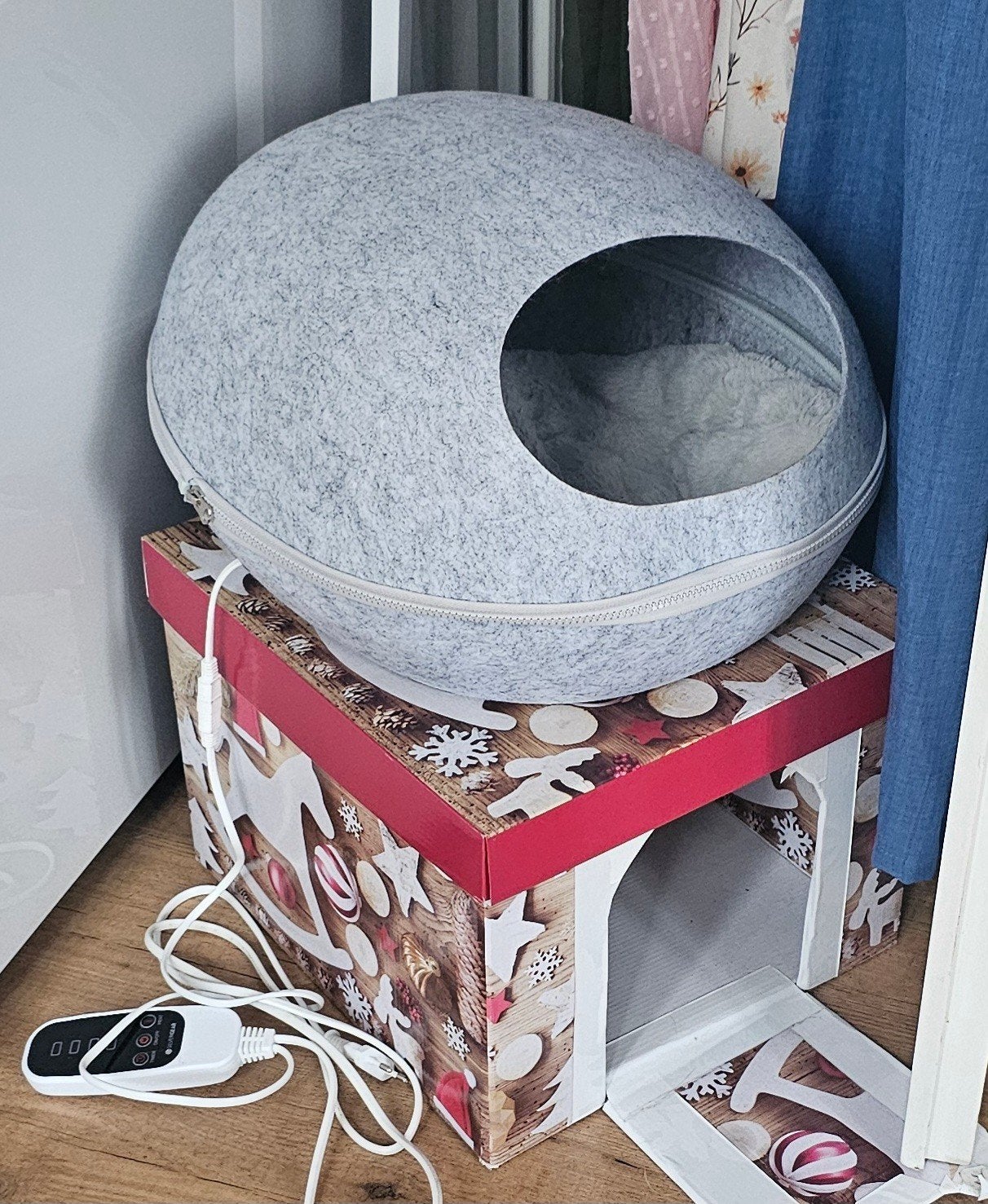 Electrische verwarmde kattenhol van vilt. Grijs., Dieren en Toebehoren, Ophalen of Verzenden