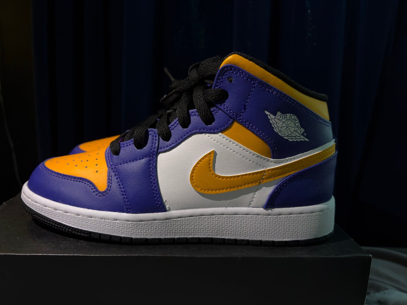 Jordan 1 Mid Lakers (GS) - Maat 38,5, Ophalen of Verzenden, Nieuw, Roze, Sneakers of Gympen