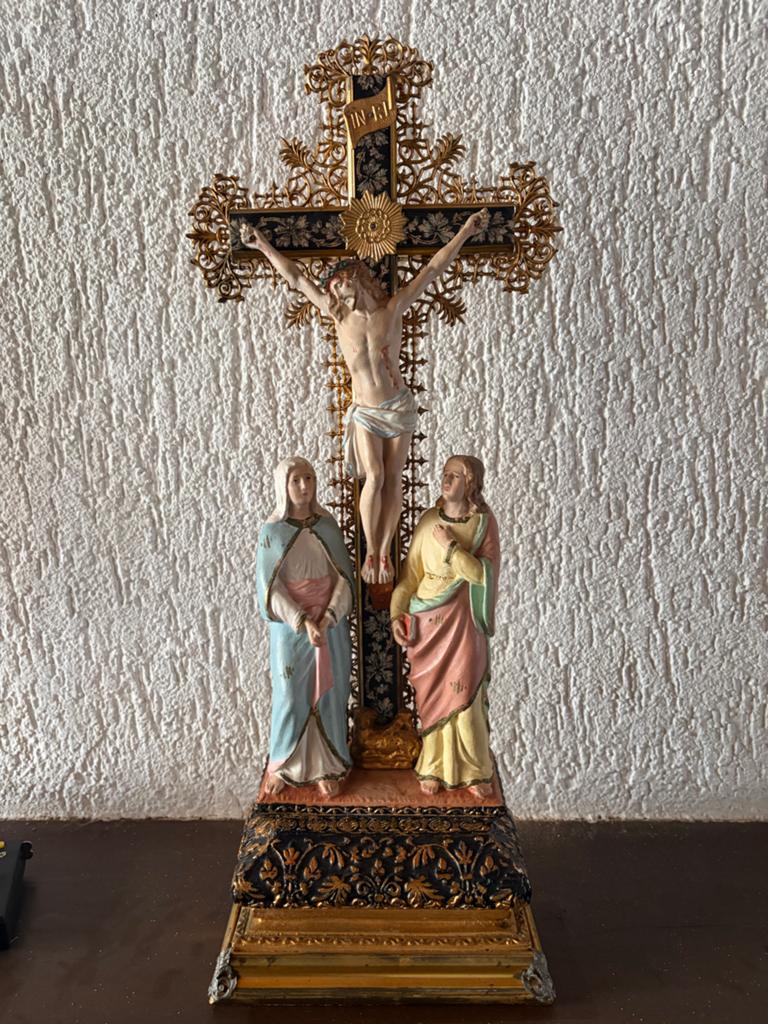 Antiek Gipsen Kruisbeeld met Maria en Johannes - 46 cm, Antiek en Kunst, Antiek | Religie, Ophalen of Verzenden