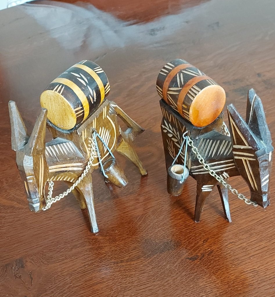 Set van 2 handgesneden houten ezels met vaten, Ophalen of Verzenden, Gebruikt, Boerderijdier, Beeldje of Figuurtje