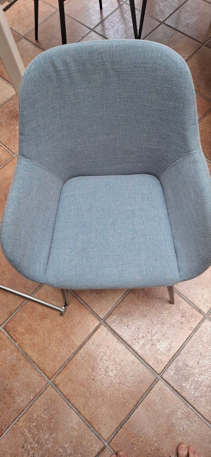 Moderne lichtblauwe stoel met metalen poten x4, Ophalen, Blauw, Zo goed als nieuw, Stof