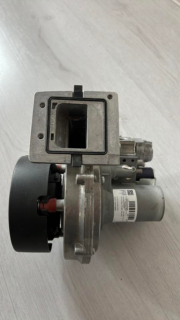 Vaillant hr solide vhr 24-28/3C ventilator en gasblok, Ophalen of Verzenden, Minder dan 60 cm, Cv-ketel of Combi-ketel, Minder dan 30 cm