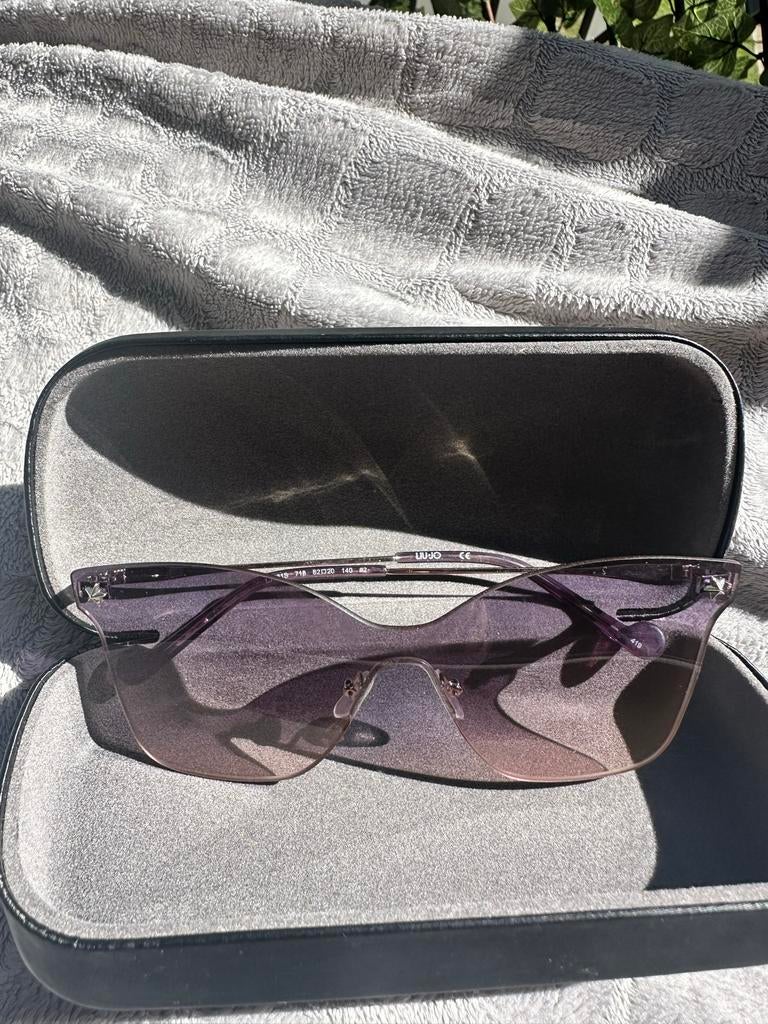 Lui Jo Zonnebril Paars met Koker, Sieraden, Tassen en Uiterlijk, Zonnebrillen en Brillen | Dames, Overige merken, Gebruikt, Zonnebril