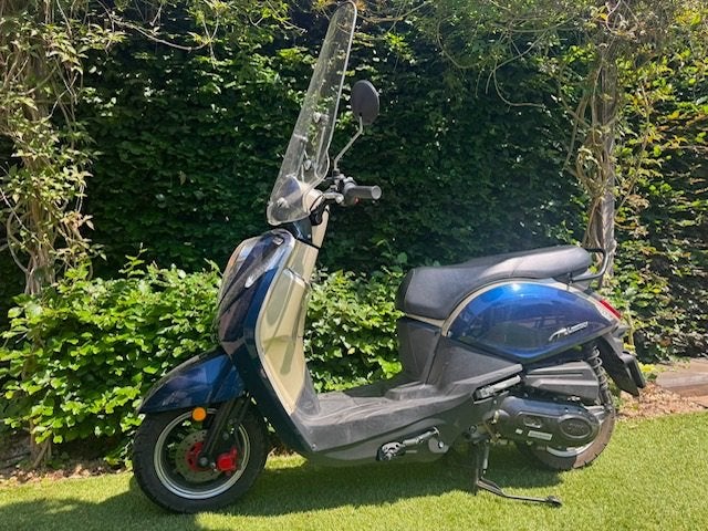 SYM MIO 50i Scooter, blauw, incl. 2 helmen, perfecte staat!, Ophalen, SYM, Zo goed als nieuw, Benzine