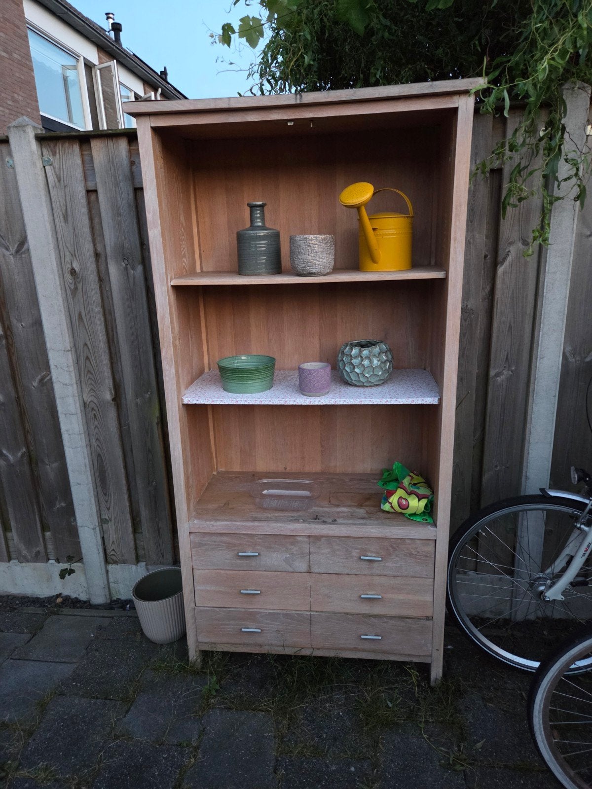 Houten boekenkast met lades en planken, Ophalen, Met plank(en), Gebruikt, 50 tot 100 cm