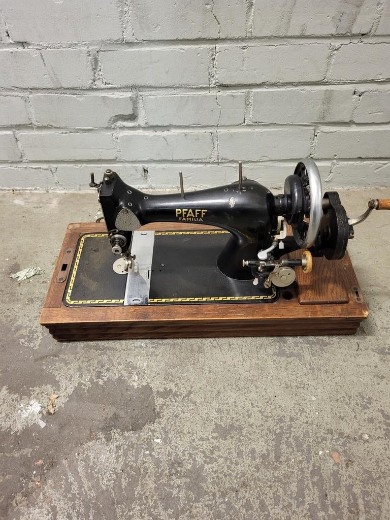 Te koop 2 antieke Pfaff naaimachines, Ophalen
