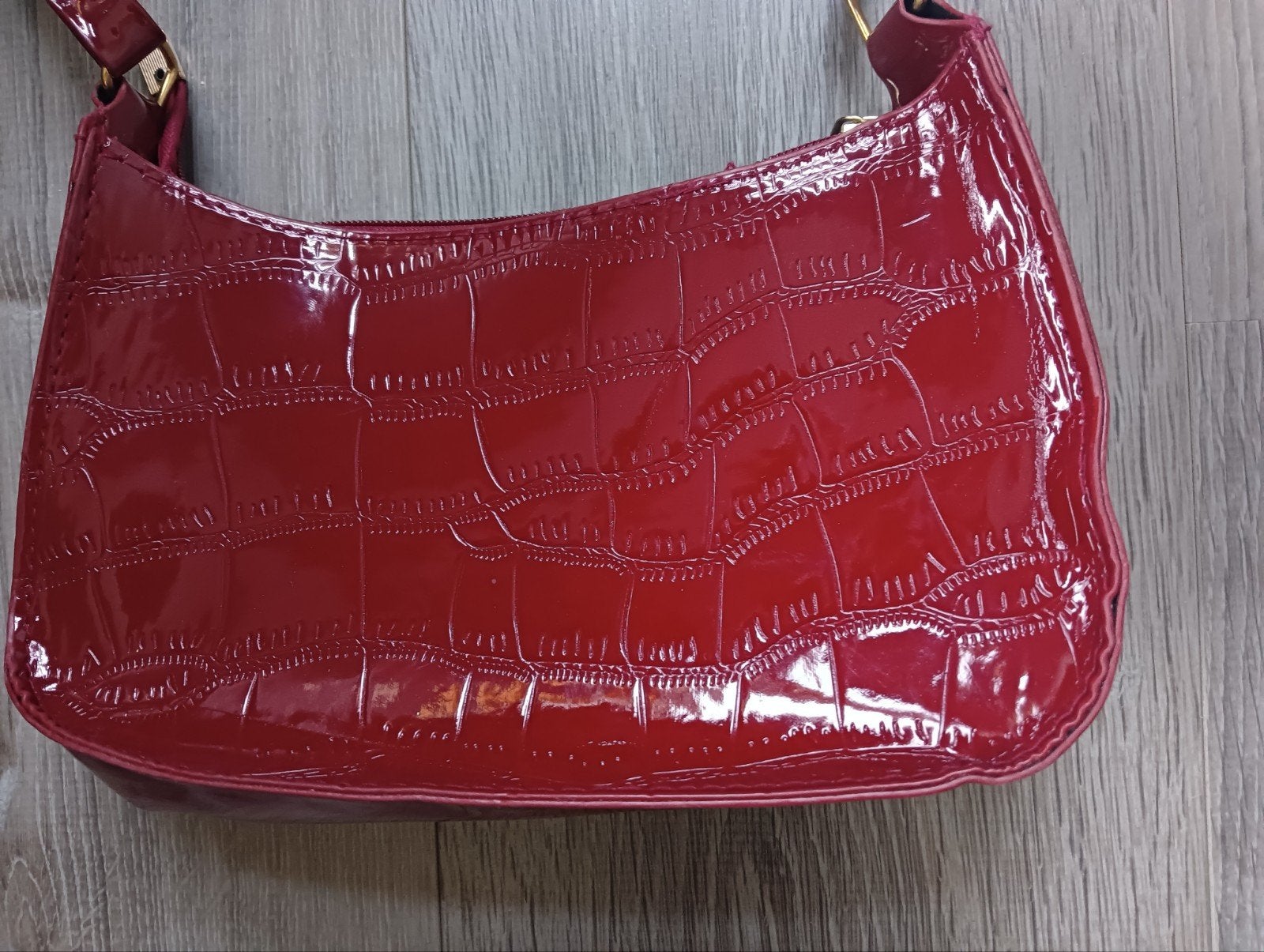 Donkerrood glanzend handtasjein krokodillen look 23x14x7 cm, Ophalen of Verzenden, Gebruikt, Rood, Handtas