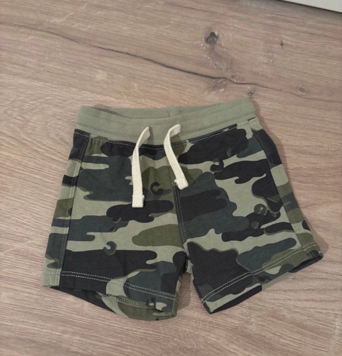 Nieuw! Hema Camouflage Short - Maat 68, Ophalen of Verzenden, Nieuw, Jongetje, Broekje