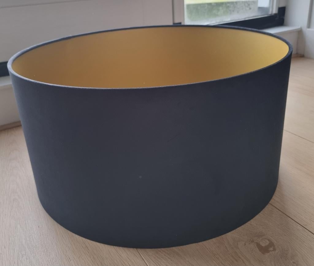 2 zwarte velours lampenkappen met gouden binnenkant, Huis en Inrichting, Lampen | Lampenkappen, Ophalen, 25 tot 50 cm, Zwart, Rond