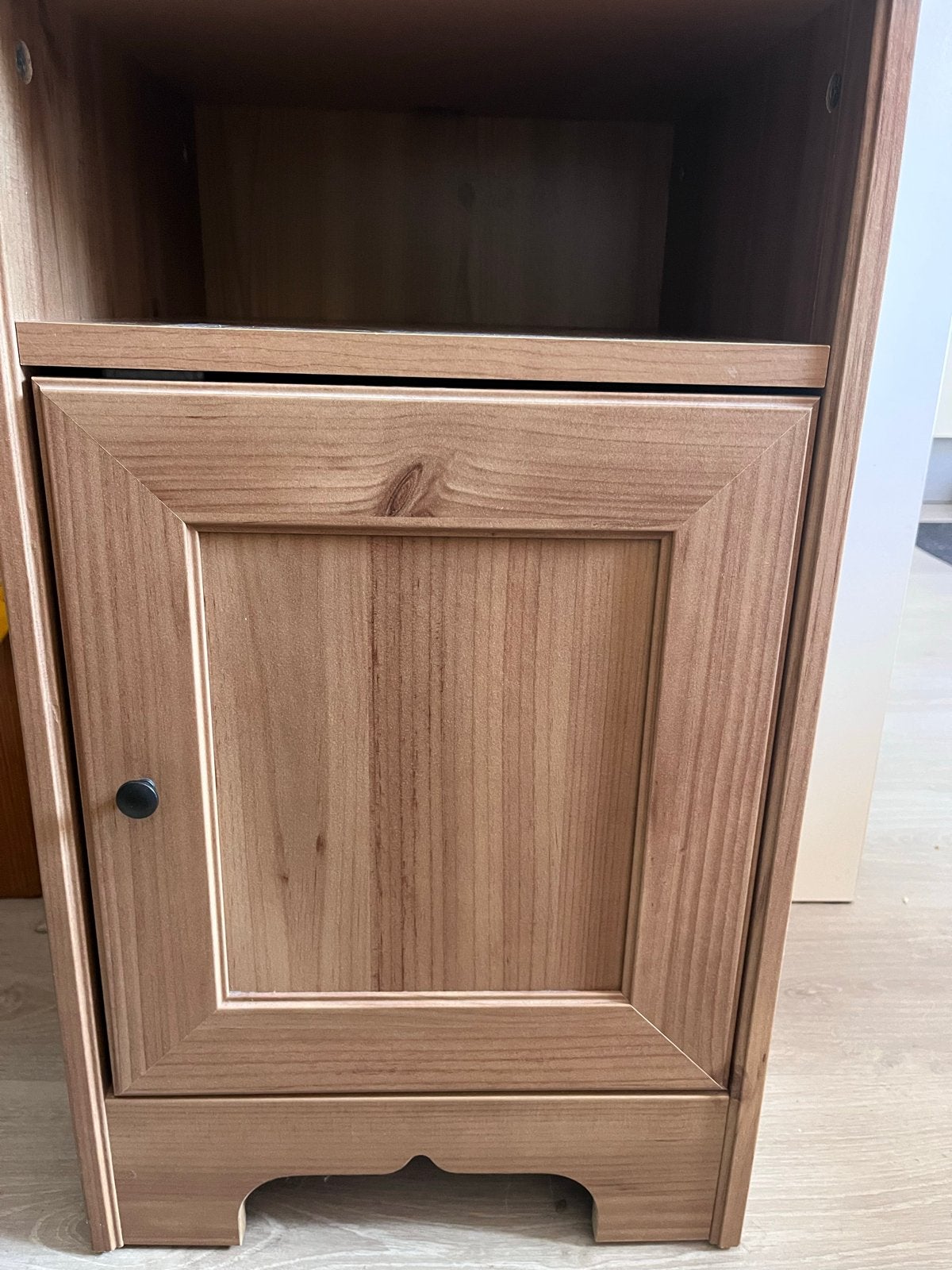 Twee houten nachtkastjes met opbergruimte, Huis en Inrichting, Gebruikt, Minder dan 45 cm, Ophalen of Verzenden, 70 cm of meer