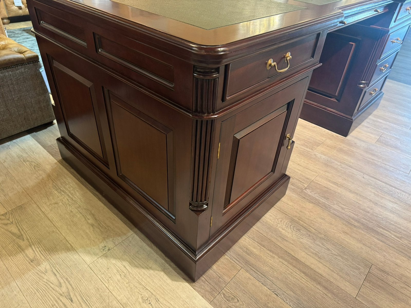 Foto 8 van KLASSIEK XXL ENGELSE CHESTERFIELD BUREAU MAHONIEHOUT 200 CM