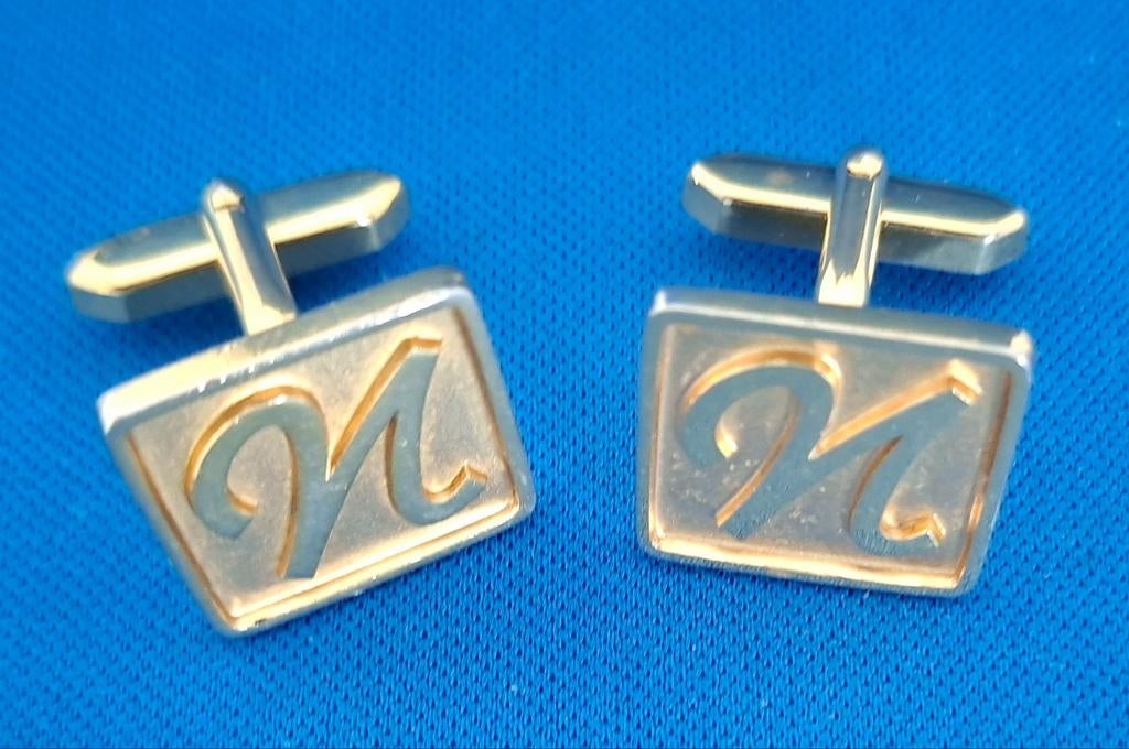 Mooie manchetknopen goud kleurig met letter N, Ophalen of Verzenden, Zo goed als nieuw, Overige materialen