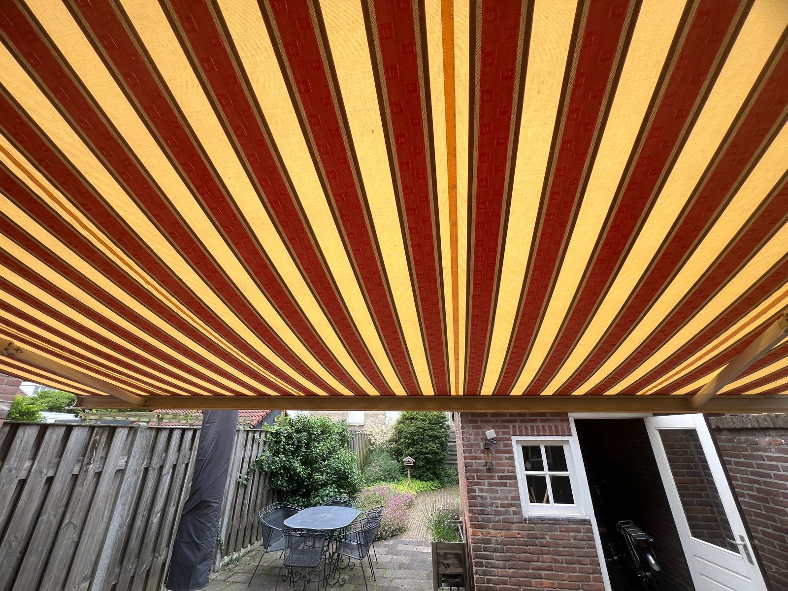 Elektrisch knikarmscherm - rood/geel gestreept, Ophalen, Gebruikt, 450 cm of meer, Elektrisch