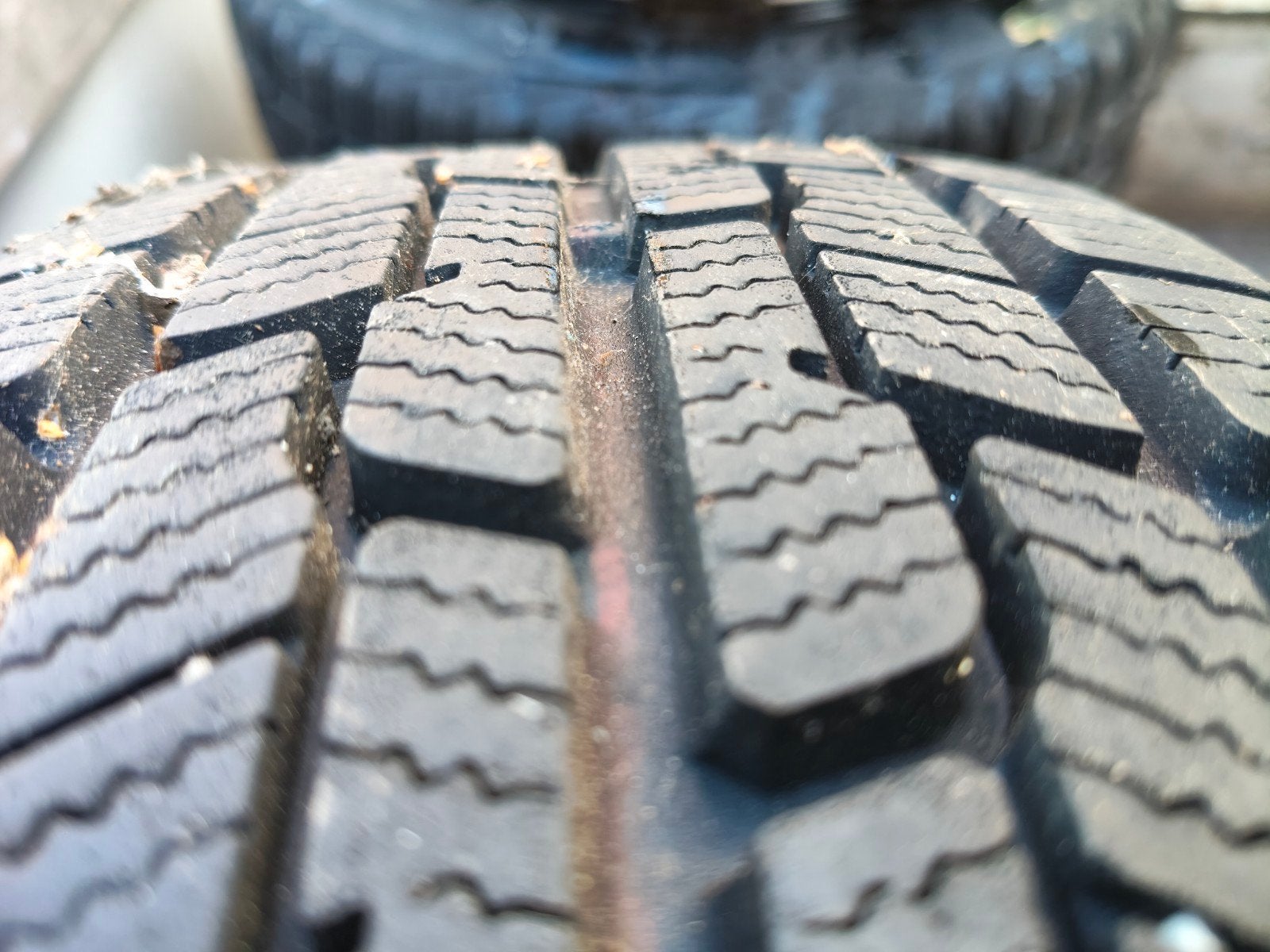 Winterbanden met velgen en wieldoppen - 185/65R14, Ophalen, 14 inch, Gebruikt, Banden en Velgen