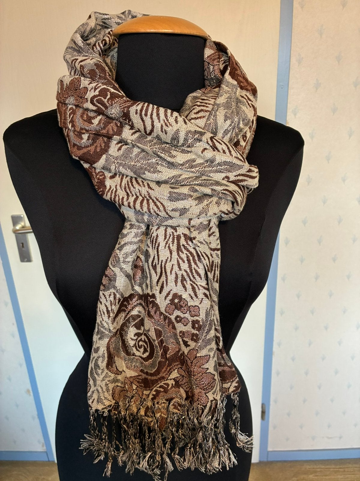 181 Sjaal in zilver/ecru/bruin, Verzenden, Zo goed als nieuw, Maat 46/48 (XL) of groter, Sjaal