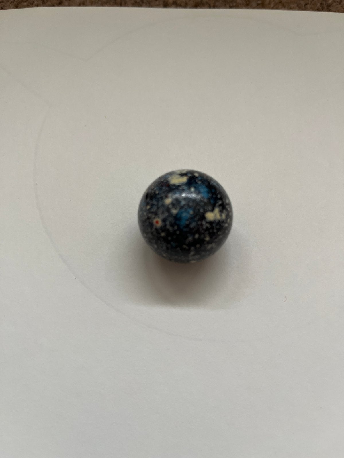 Mooie blauw-witte knikker met spikkels, Ophalen of Verzenden, Gebruikt, Jongen of Meisje