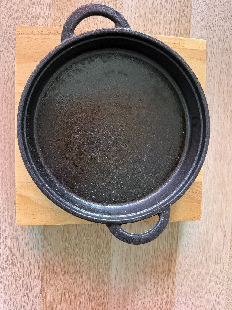 Cast Iron pan with pine wood base, Huis en Inrichting, Keuken | Potten en Pannen, Ophalen, Koekenpan, Gebruikt, Gietijzer