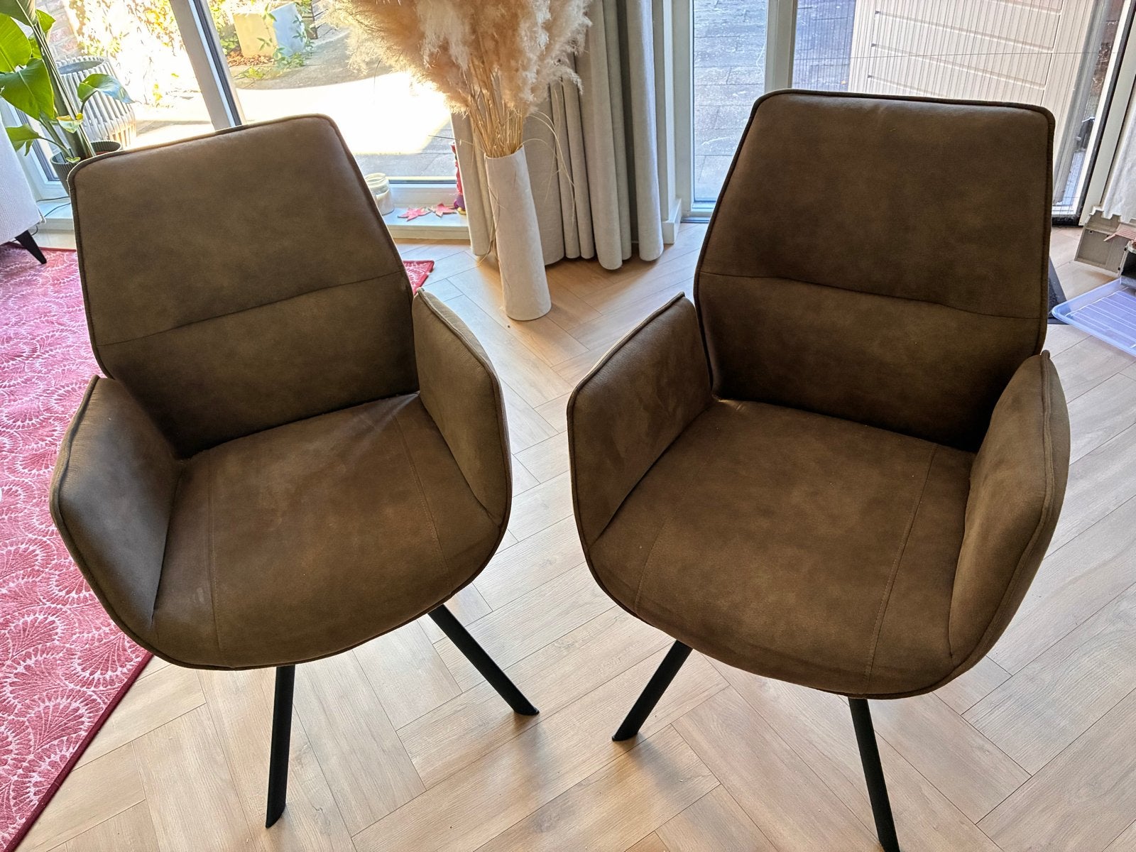 Eetkamerstoel Jaël met arm - Budget Home Store, Ophalen, Bruin, Zo goed als nieuw, Eén