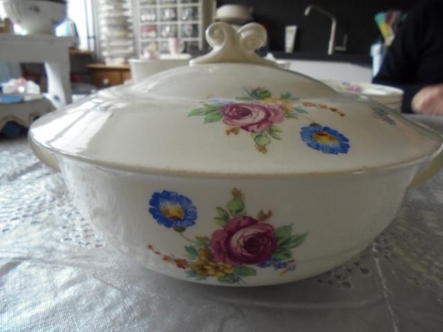 Brocante dekschaal pioenroos P. Regout, Antiek en Kunst, Antiek | Servies los, Ophalen of Verzenden