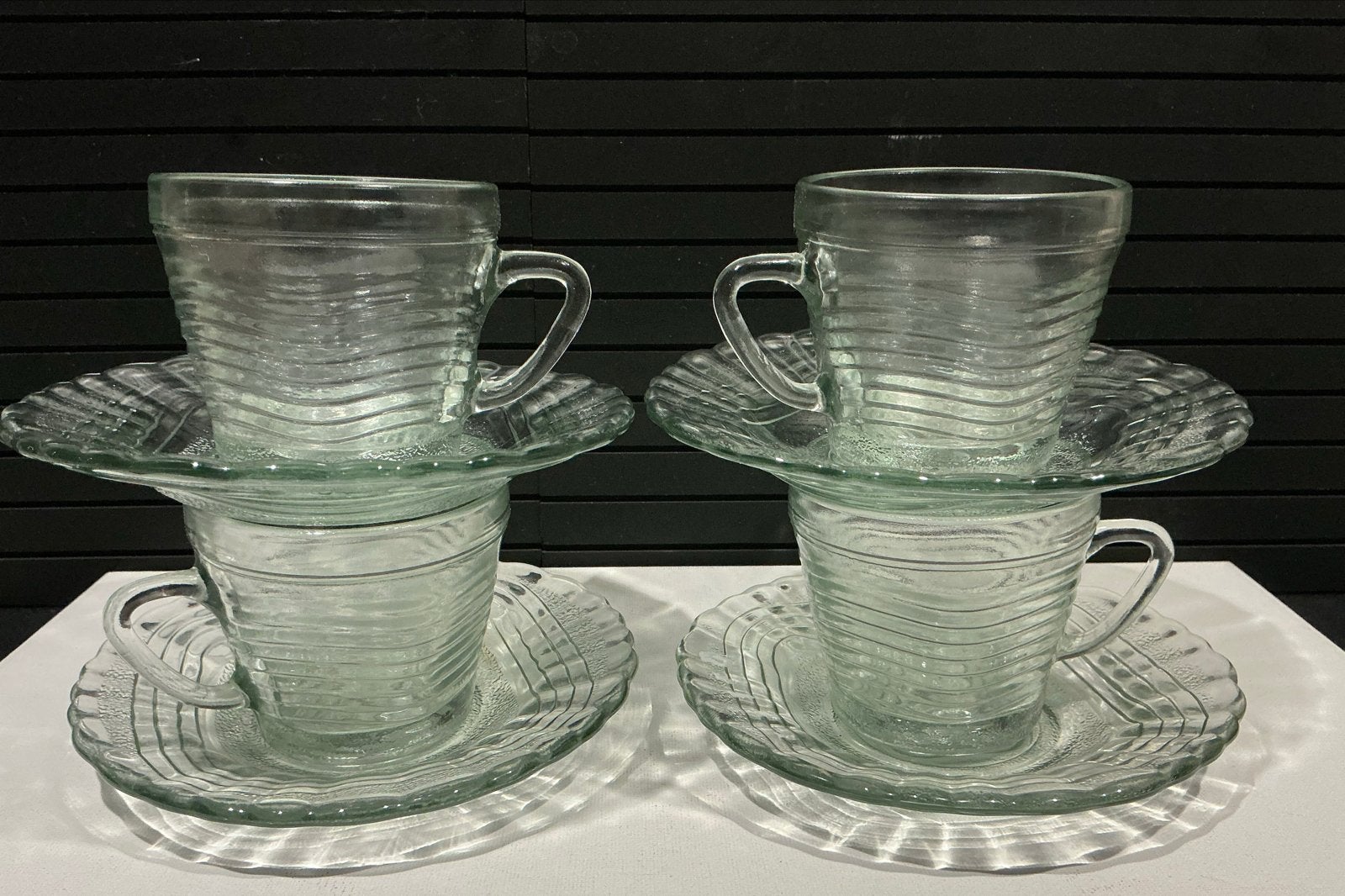 Vintage Set va 4 Kop en Schotel van Golf-Glas 50/60 e Jaren., Verzenden, Overige stijlen, Kop(pen) en/of Schotel(s), Glas