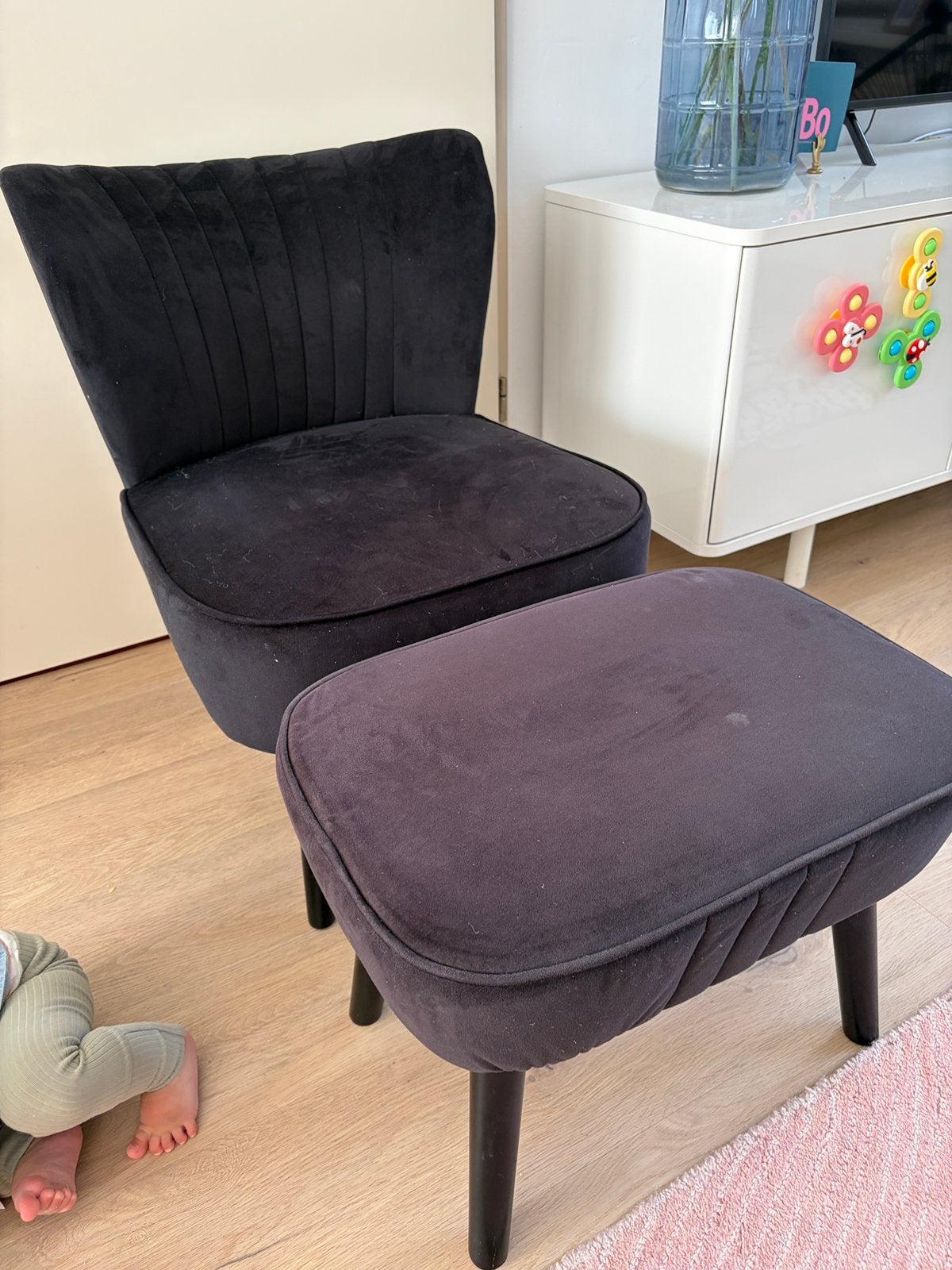 Zwarte velvet stoel met voetenbank, Huis en Inrichting, Fauteuils, Ophalen, Gebruikt, 75 tot 100 cm, 50 tot 75 cm