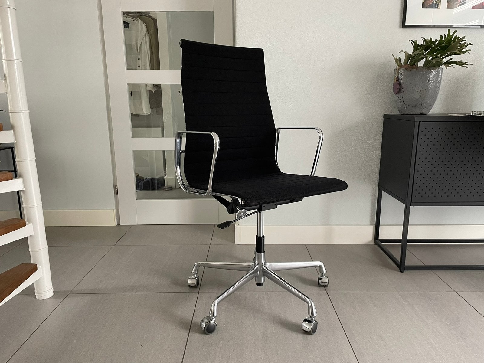 Vitra Eames bureaustoel ea119 hopsak zwart chroom, Huis en Inrichting, Bureaustoelen, Vitra, Zwart, Ophalen of Verzenden, Zo goed als nieuw
