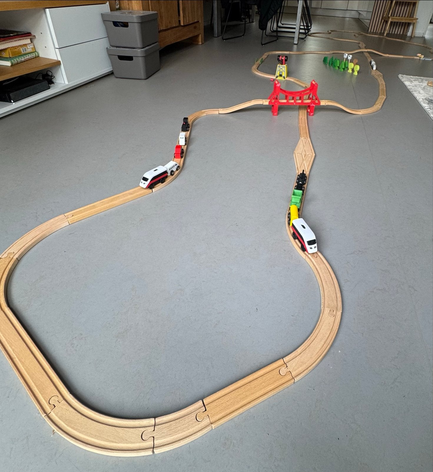 Houten treinbaan IKEA met diverse treinen en accessoires, Ophalen, Gebruikt