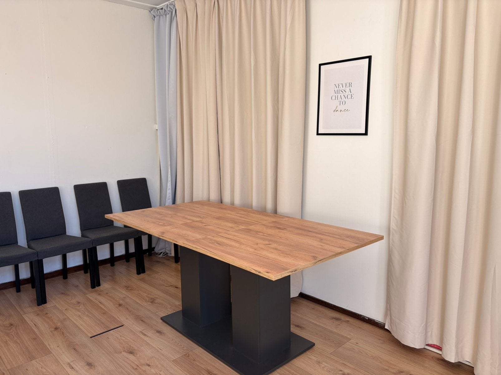 Extendable dining table + 4 chairs, Huis en Inrichting, Ophalen of Verzenden, Zo goed als nieuw