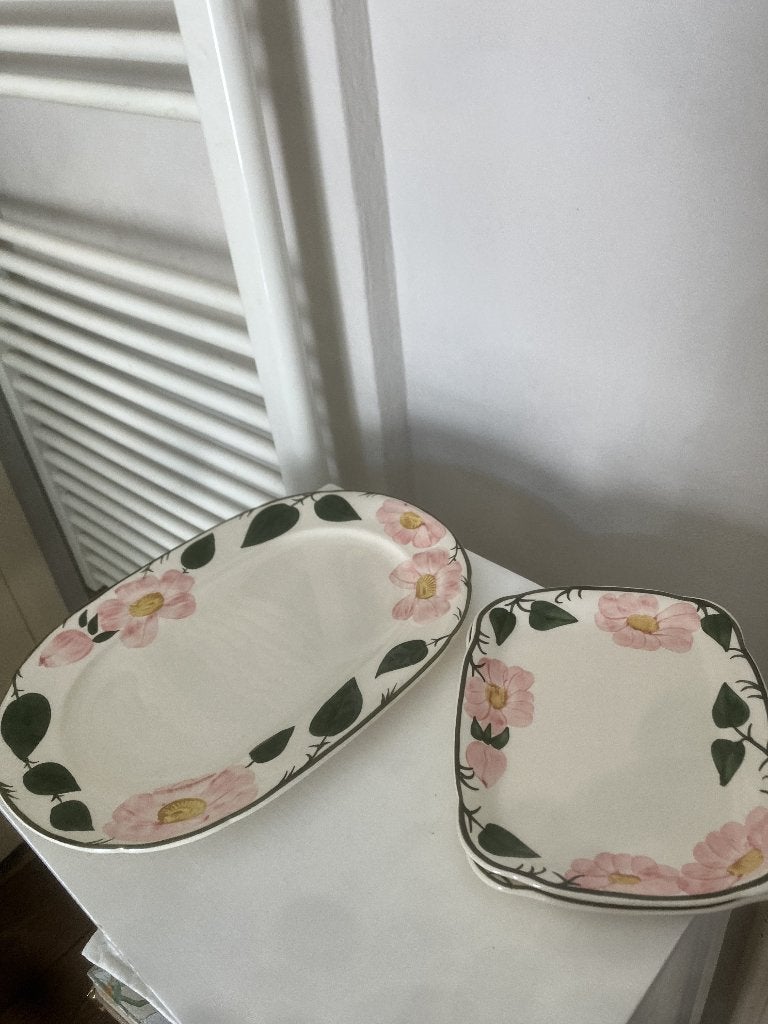 Twee Wildrose serveerschalen met roze bloemen, Huis en Inrichting, Keuken | Servies, Ophalen of Verzenden, Overige stijlen, Porselein
