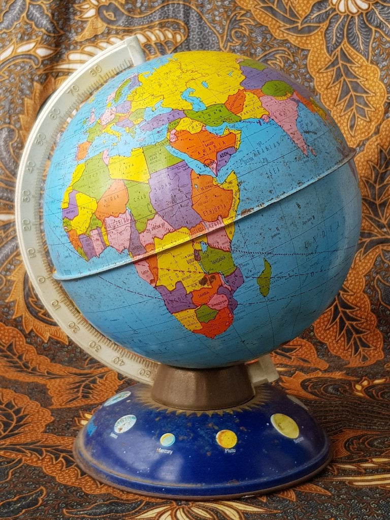 Mooie oude wereldbol of globe uit Amerika van blik 31 cm., Antiek en Kunst, Ophalen of Verzenden