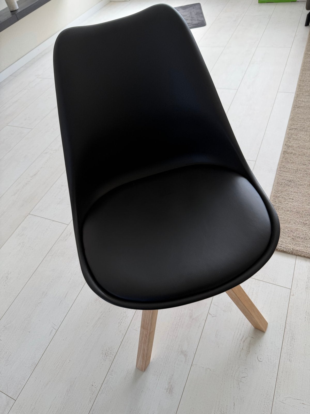 4 kuipstoelen, zwart met houten poten, Huis en Inrichting, Ophalen, Kunststof, Gebruikt, Zwart