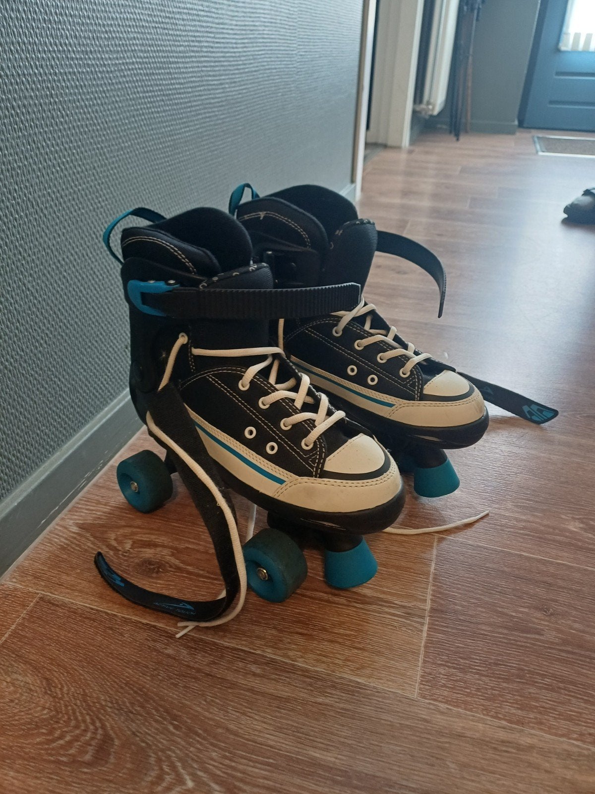 Nette verstelbare rolschaatsen maat 37-40, Sport en Fitness, Schaatsen, Ophalen of Verzenden