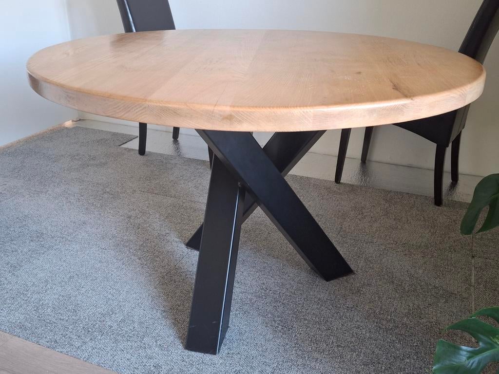Ronde eettafel eikenhout met zwart metalen onderstel, Huis en Inrichting, Tafels | Eettafels, Zo goed als nieuw, 100 tot 150 cm